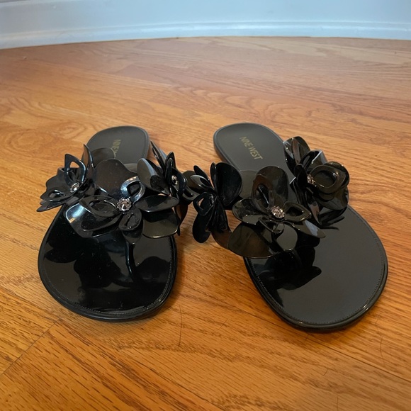 Like new Nine West women’s s8 sandals - Picture 2 of 3